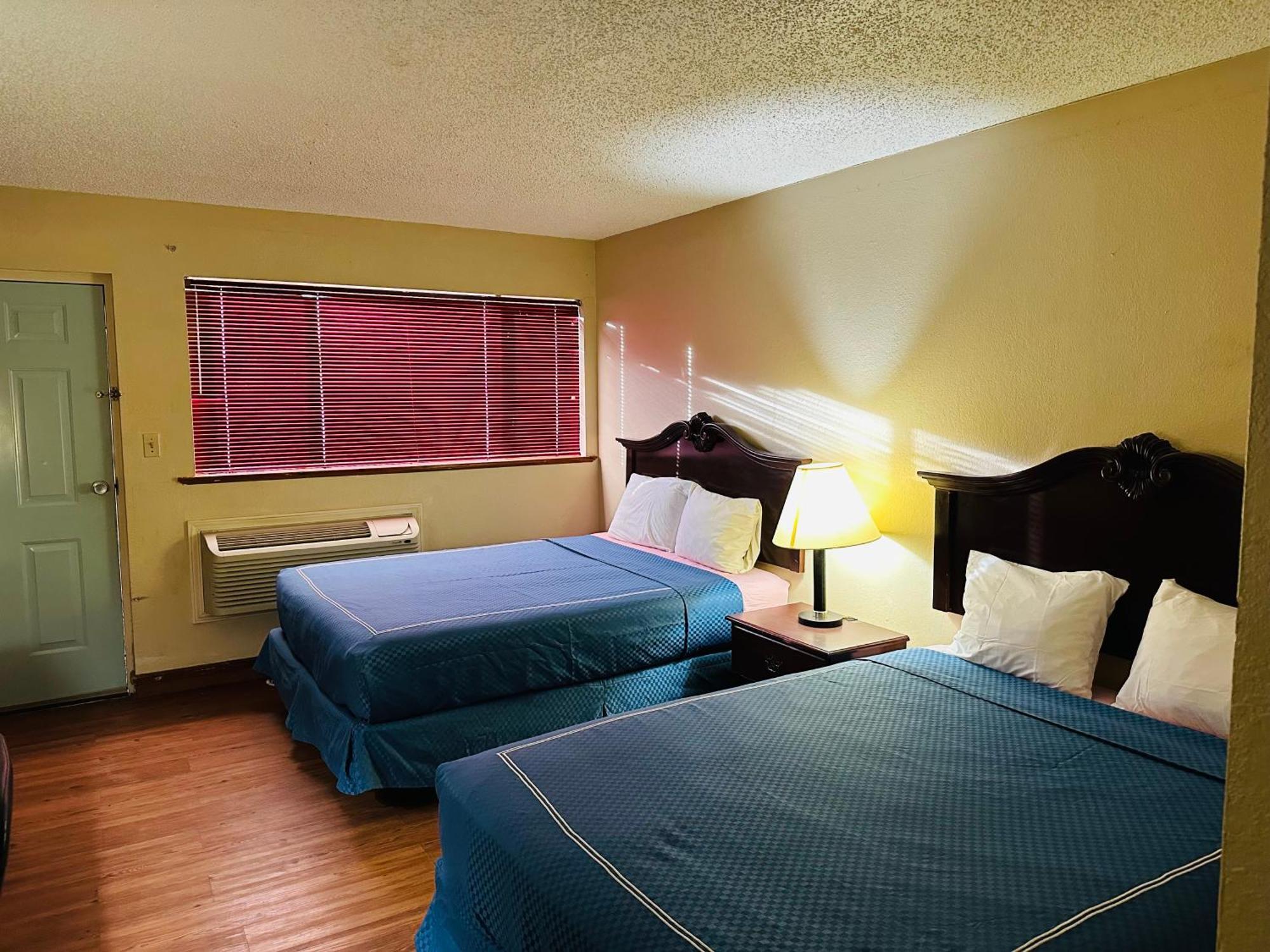 Warrick Plaza Inn Plainview Bagian luar foto